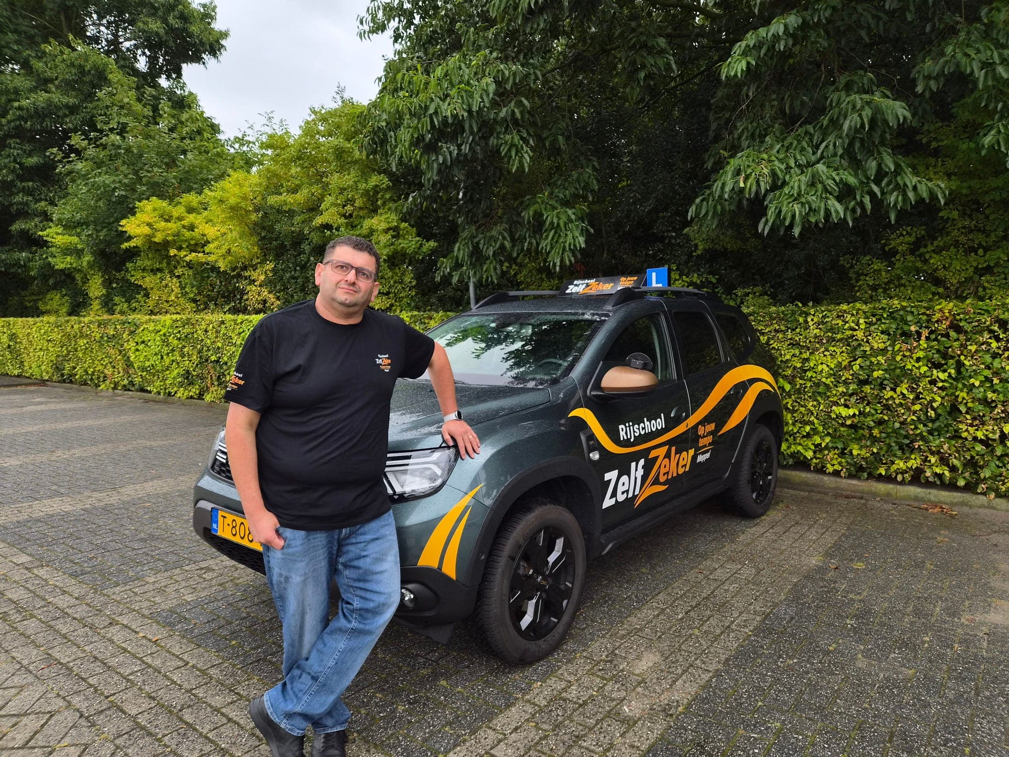 Rijinstructeur Rani bij de ZelfZeker-lesauto
