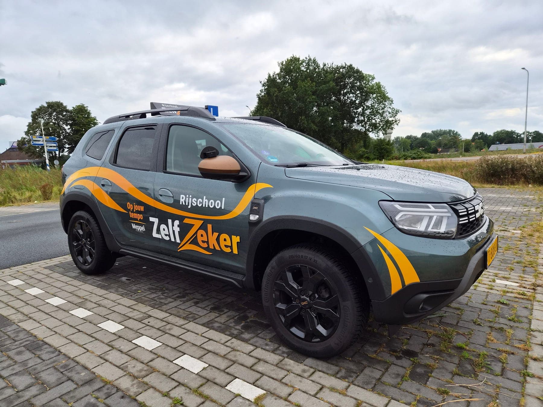 De ZelfZeker-lesauto schuin van voren