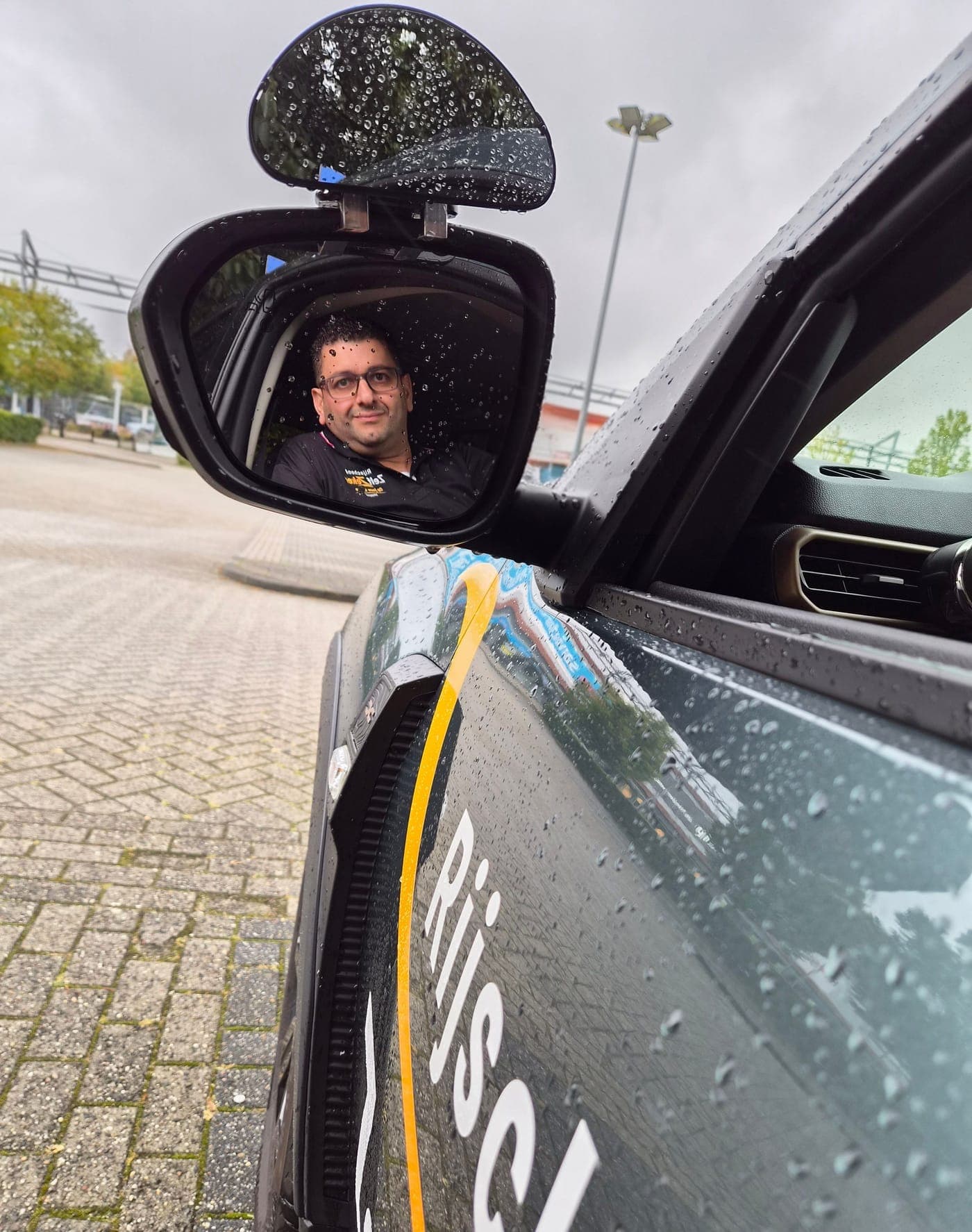 Rijinstructeur Rani in de spiegel van de ZelfZeker-lesauto