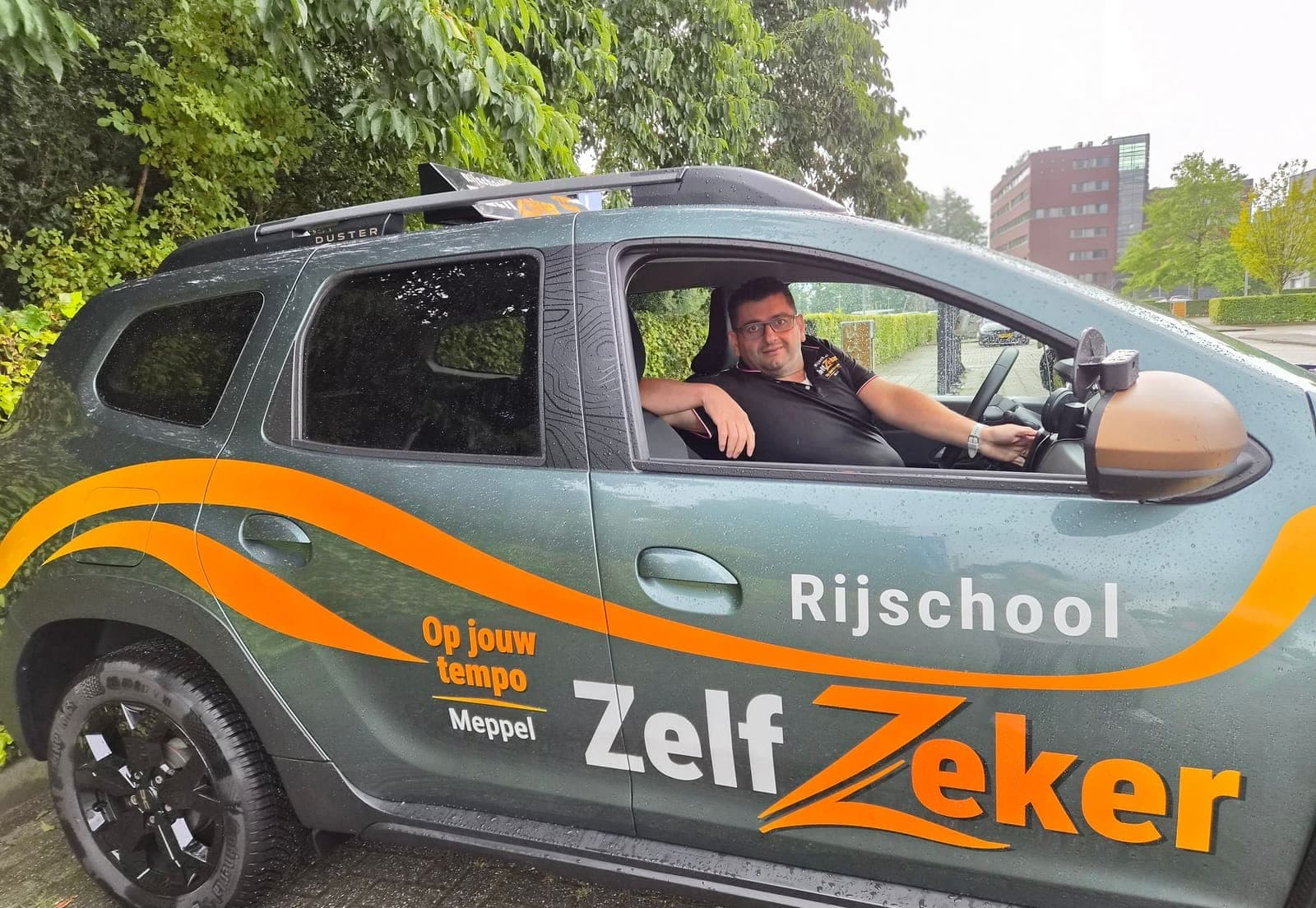 Rani in de lesauto van Rijschool ZelfZeker