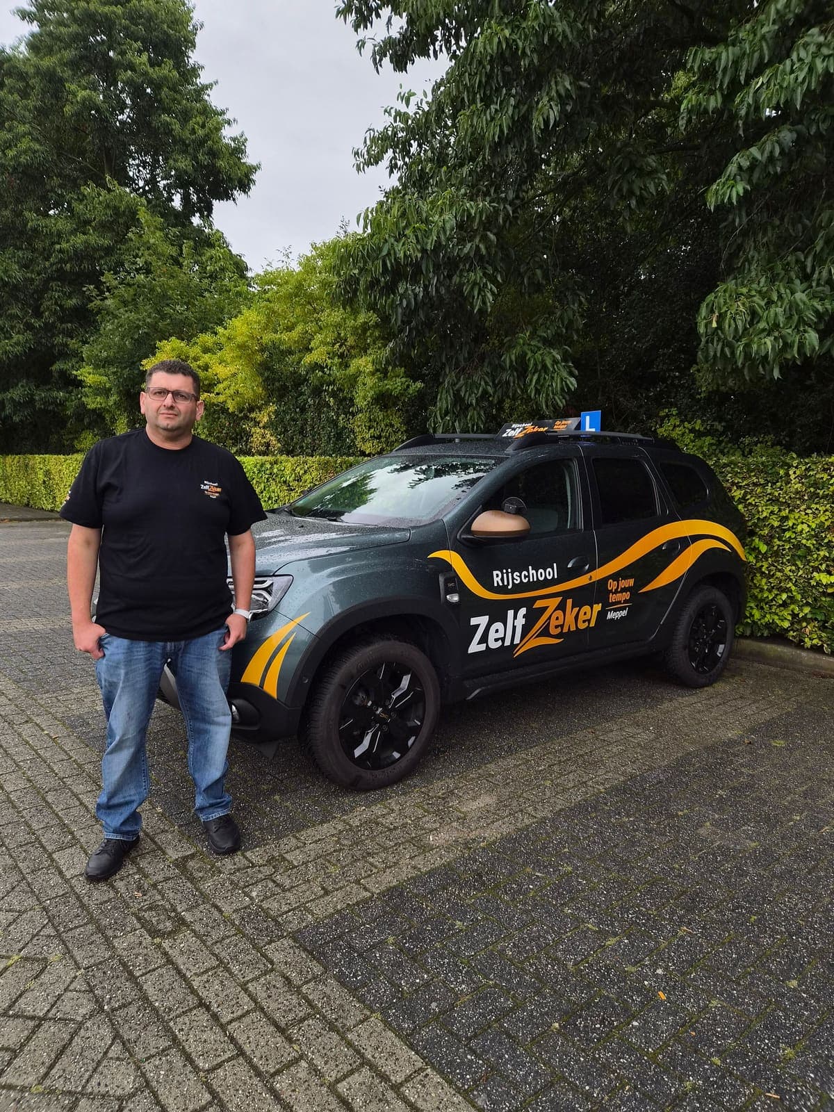 Rani naast de ZelfZeker-lesauto