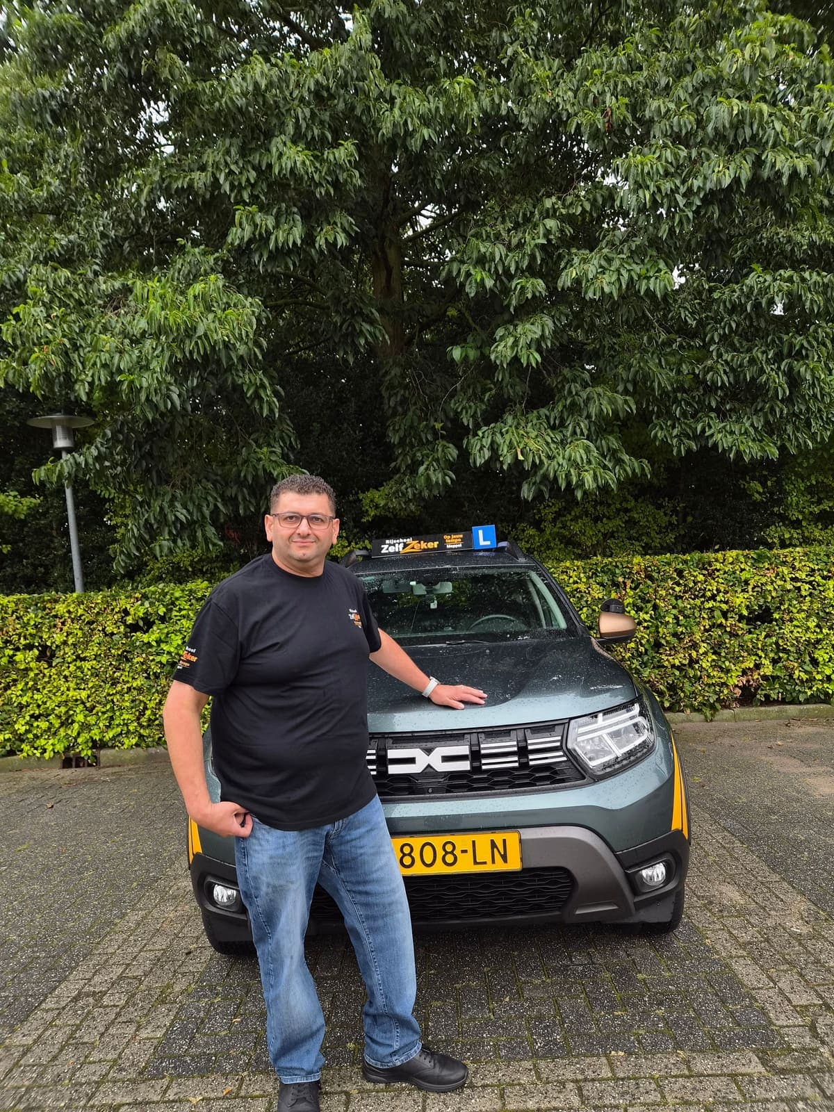 Rani bij de deur van de lesauto