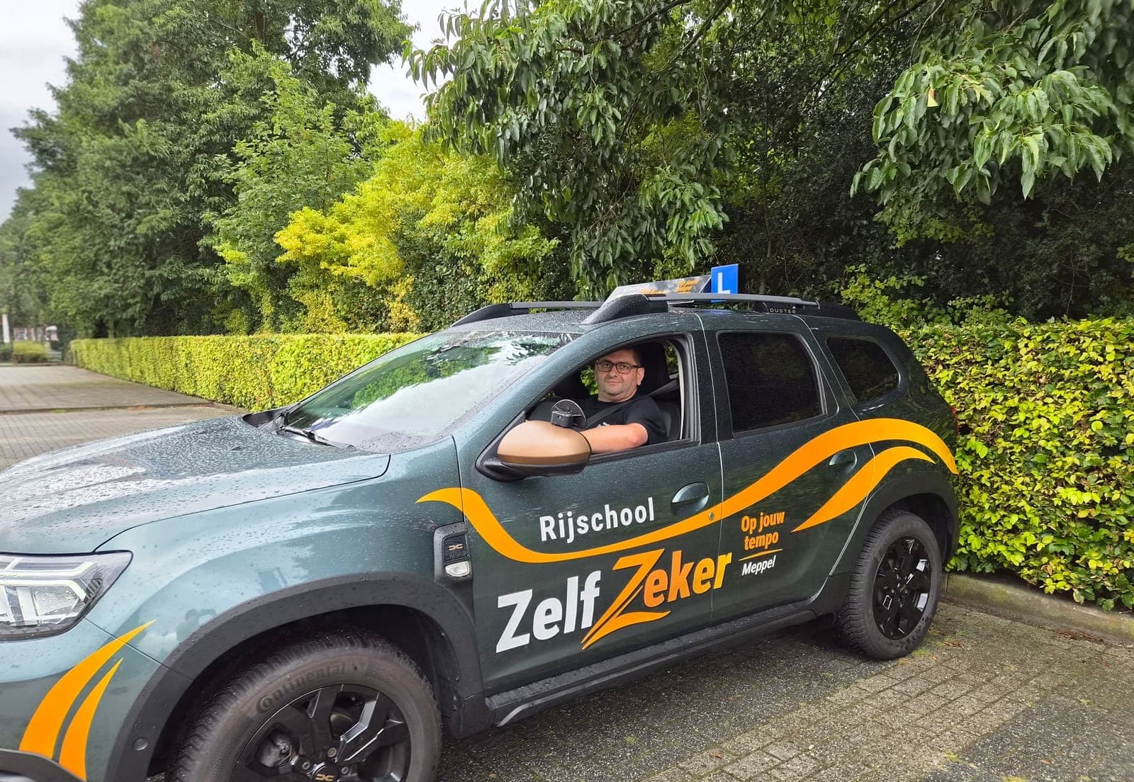 Rani in het raam van de lesauto