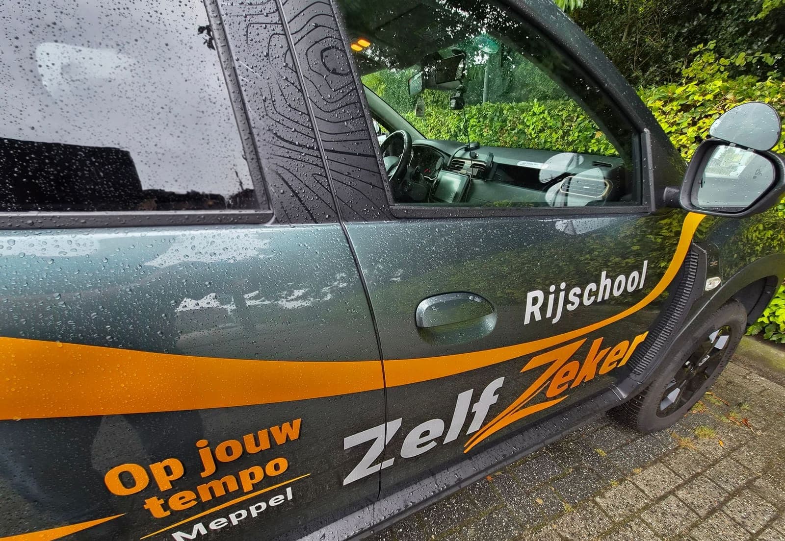 ZelfZeker-belettering op de lesauto
