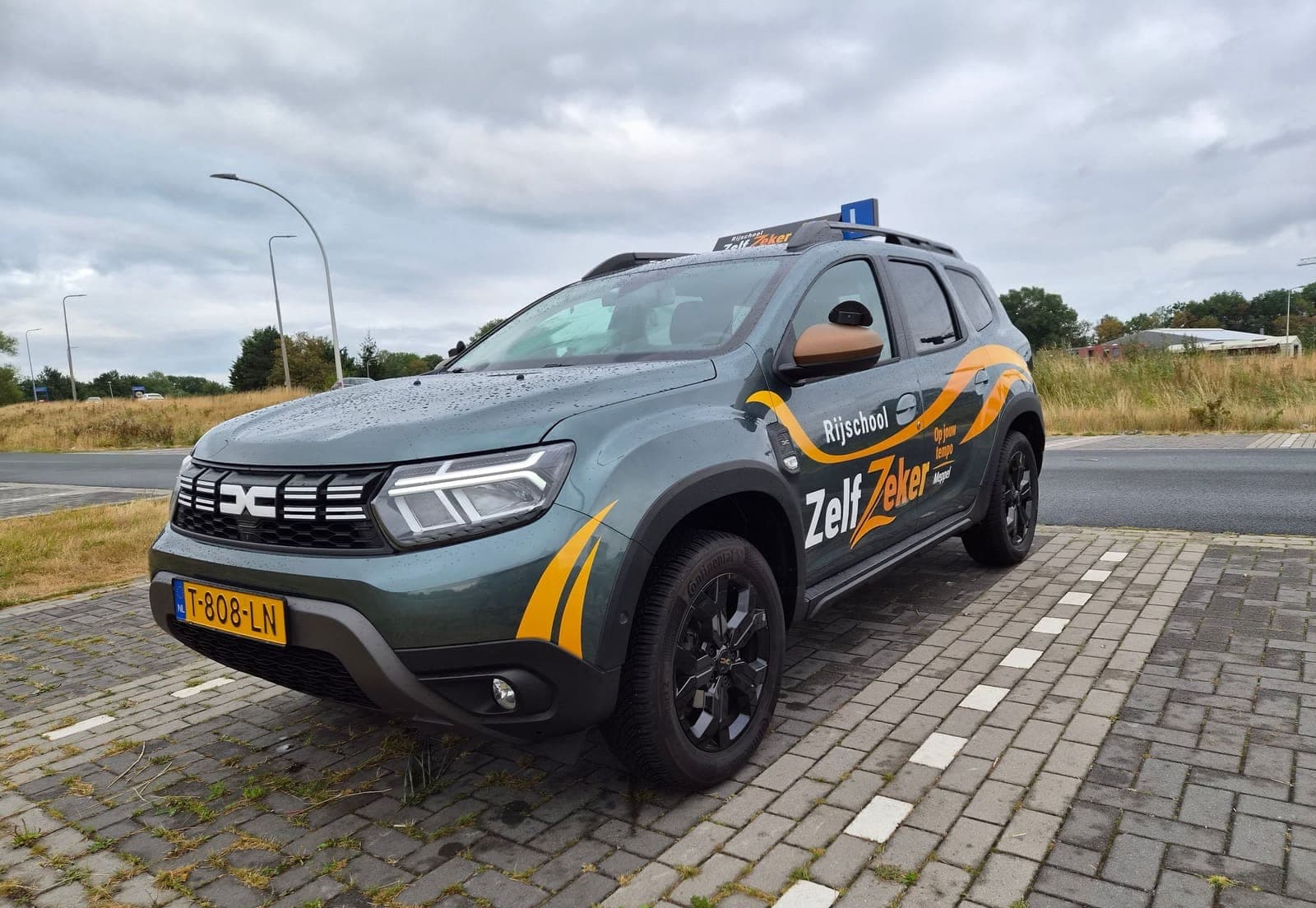 De ZelfZeker-lesauto op de parkeerplaats