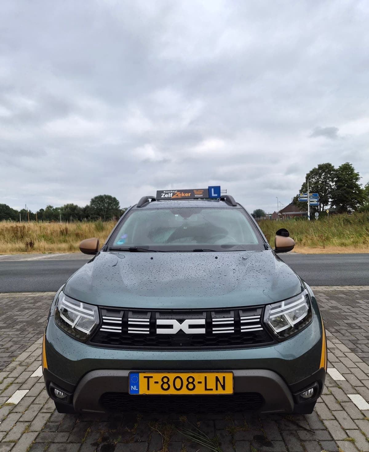 De voorkant van de lesauto