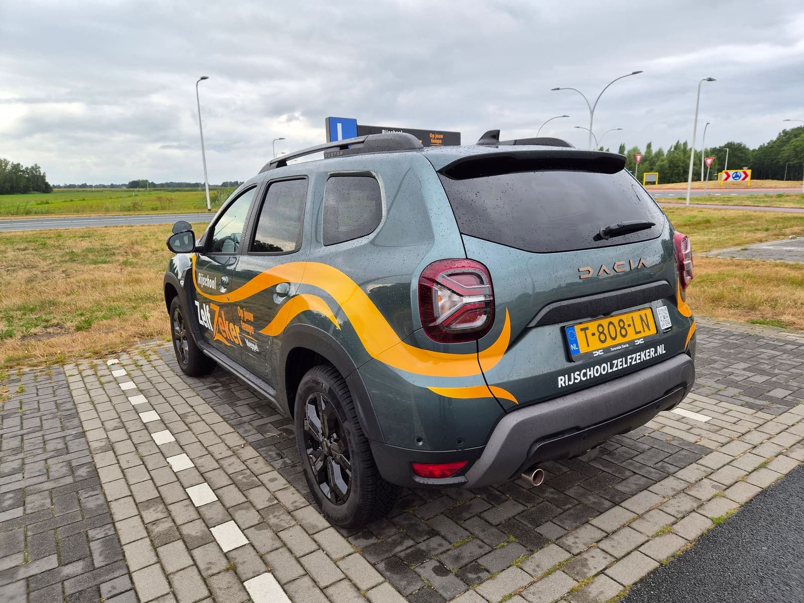 De ZelfZeker-lesauto van achteren