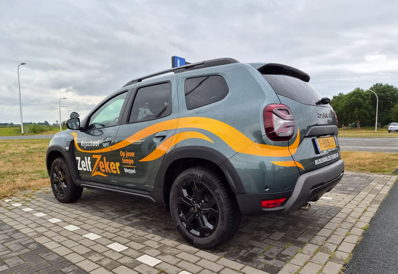 De ZelfZeker-lesauto van opzij