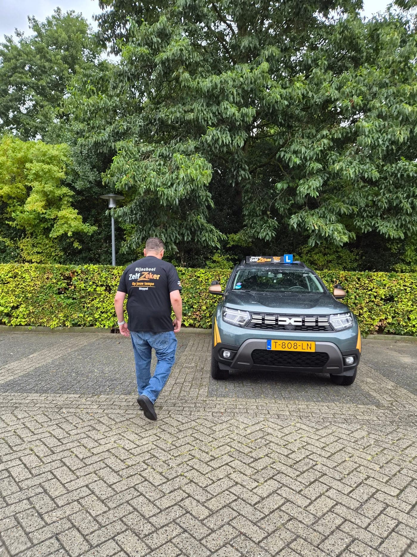 Rani loopt naar de ZelfZeker-lesauto