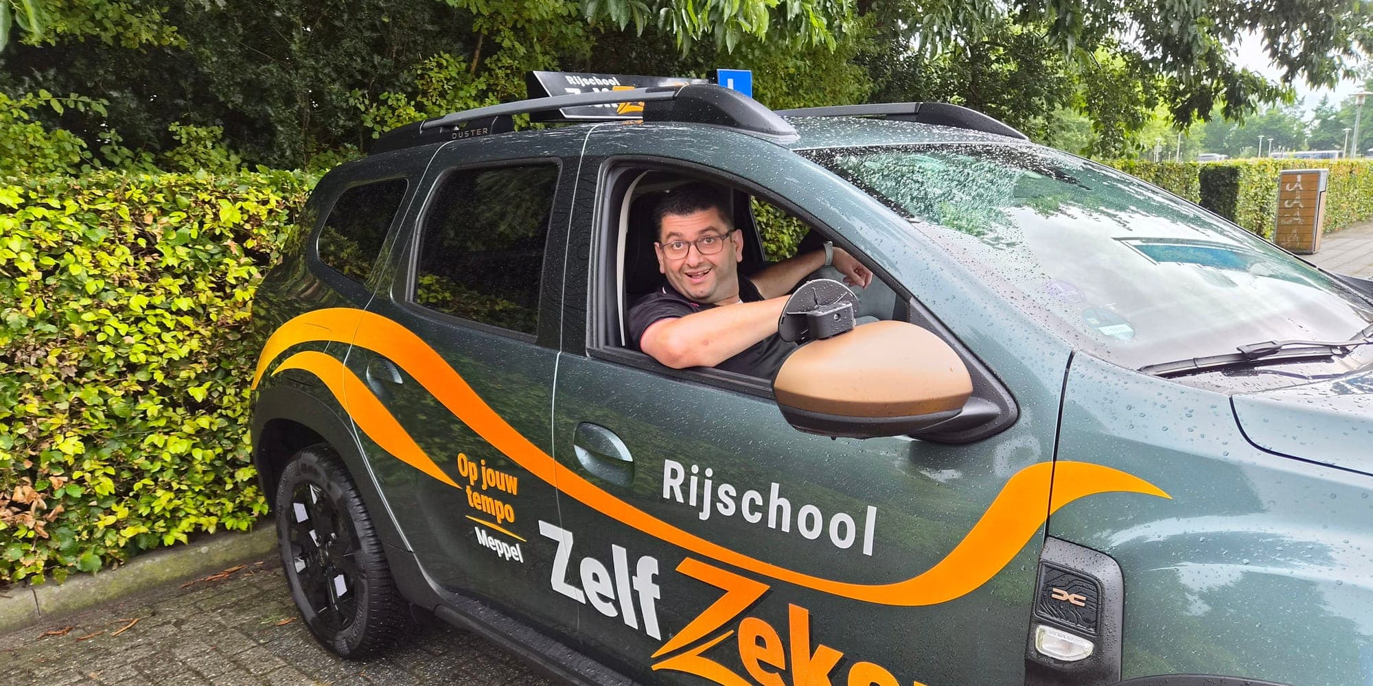 Rijinstructeur Rani achter het stuur van de ZelfZeker-lesauto